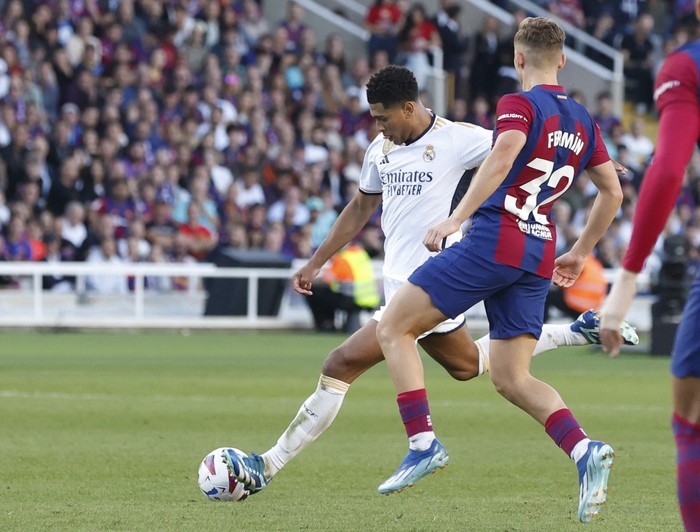 Soccer Football - LaLiga - FC Barcelona v Real Madrid - Estadi Olimpic Lluis Companys, Barcelona, Spain - October 28, 2023 Real Madrid's Jude Bellingham scores their first goal REUTERS/Albert Gea