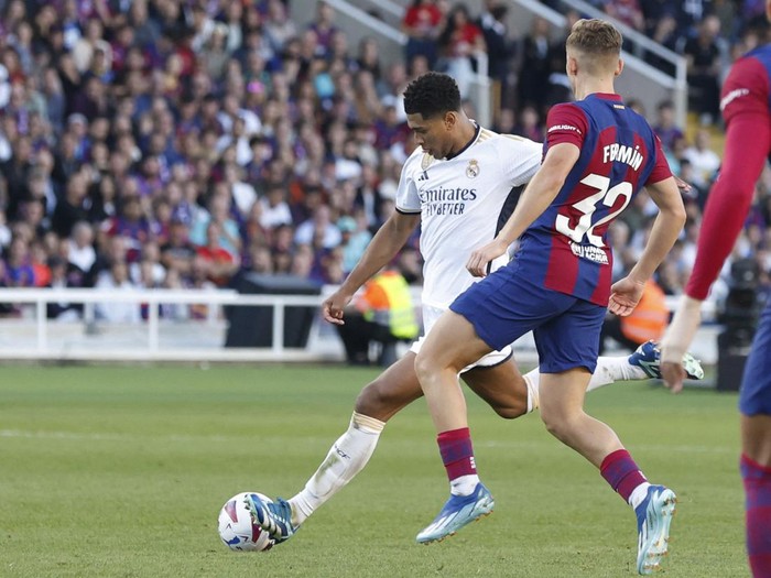 Soccer Football - LaLiga - FC Barcelona v Real Madrid - Estadi Olimpic Lluis Companys, Barcelona, Spain - October 28, 2023 Real Madrids Jude Bellingham scores their first goal REUTERS/Albert Gea