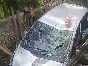 Mobil Tabrak Pembatas Jalan-Nyemplung Saluran Air di Parangtritis