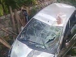 Mobil Tabrak Pembatas Jalan-Nyemplung Saluran Air di Parangtritis