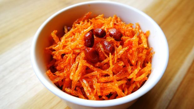 Mustofa potatoes are processed potatoes with matchstick slices that are deep fried and seasoned with balado spices. Indonesian food. Kentang mustofa.