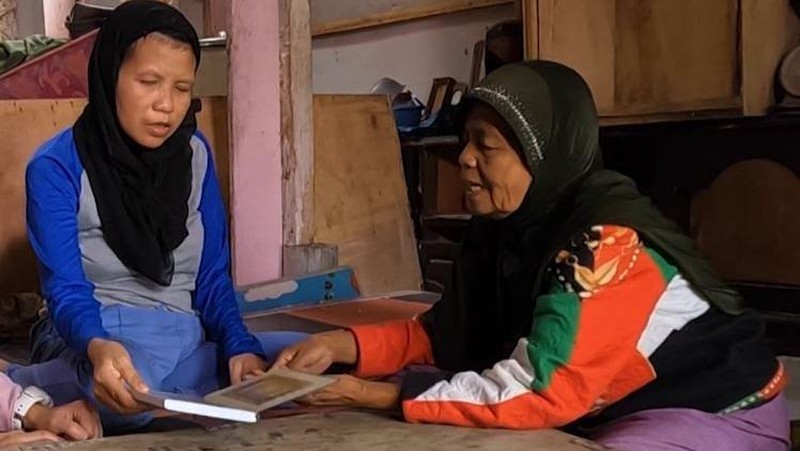 Kisah Perjuangan Komariah, Petani Lansia Rawat Anak ODGJ