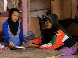 Kisah Perjuangan Komariah, Petani Lansia Rawat Anak ODGJ