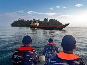 Kapal Angkut Kerikil Kandas di Karang Perairan Raja Ampat, 9 ABK Dievakuasi Kapal Angkut Kerikil Kandas di Karang Perairan Raja Ampat, 9 ABK Dievakuasi