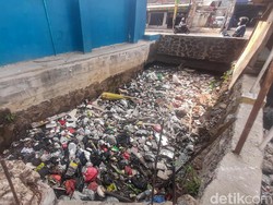 Duh! Sampah Menumpuk di Sungai Cikahiyangan Bandung