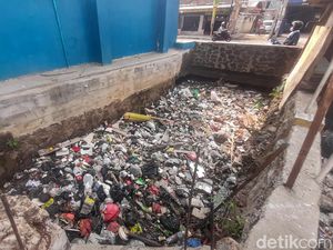 Duh! Sampah Menumpuk di Sungai Cikahiyangan Bandung Duh! Sampah Menumpuk di Sungai Cikahiyangan Bandung