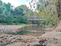 Dampak Nyata Keringnya Sungai Cimandala di Pangandaran