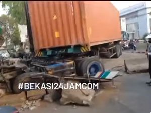 Kontainer Melintang di Jl Sultan Agung Bekasi, Polisi Terapkan Contraflow