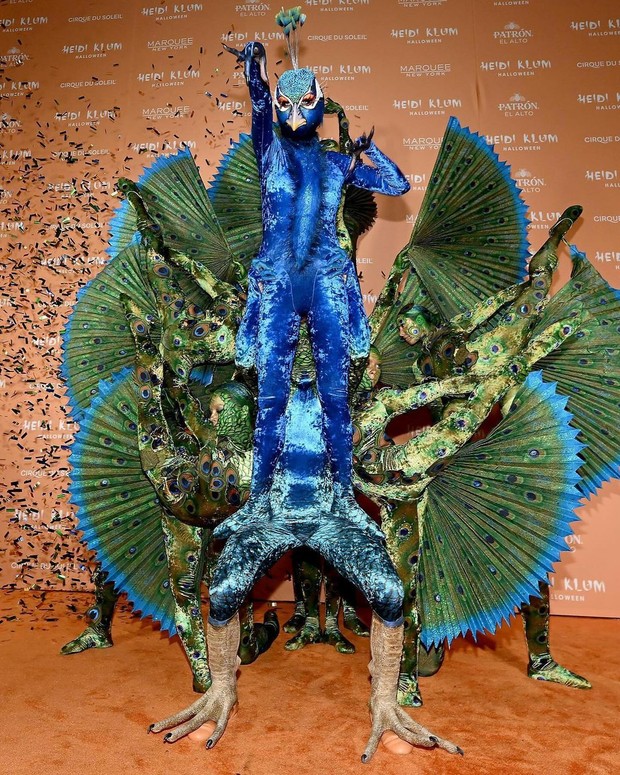 Kostum Halloween/Foto: instagram.com/voguesingapore kostum Halloween yang dikenakan Heidi Klum