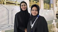 7 Foto Gaya Kris Dayanti Saat Umrah, Amora Lemos Terlihat Pangling