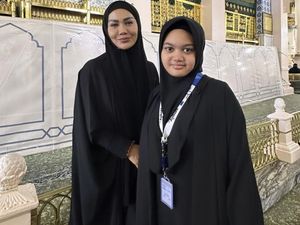 7 Foto Gaya Kris Dayanti Saat Umrah, Amora Lemos Terlihat Pangling 7 Foto Gaya Kris Dayanti Saat Umrah, Amora Lemos Terlihat Pangling