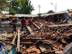 Disapu Angin, Pasar Darurat Wiradesa Pekalongan Roboh Timpa Pedagang