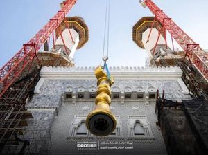 Megah! 13 Bulan Sabit Emas Terpasang di Menara Masjidil Haram