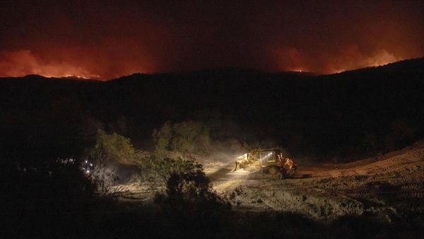 Penampakan Kobaran Api Membakar Dataran Tinggi Aguanga California