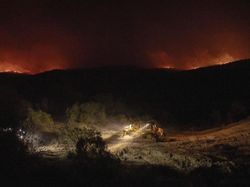 Penampakan Kobaran Api Membakar Dataran Tinggi Aguanga California