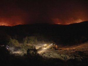 Penampakan Kobaran Api Membakar Dataran Tinggi Aguanga California