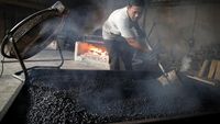 Potret Roasting Kopi Robusta Cara Jadul, Diminati Harga Rp 90 Ribu/Kilo