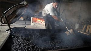 Potret Roasting Kopi Robusta Cara Jadul, Diminati Harga Rp 90 Ribu/Kilo
