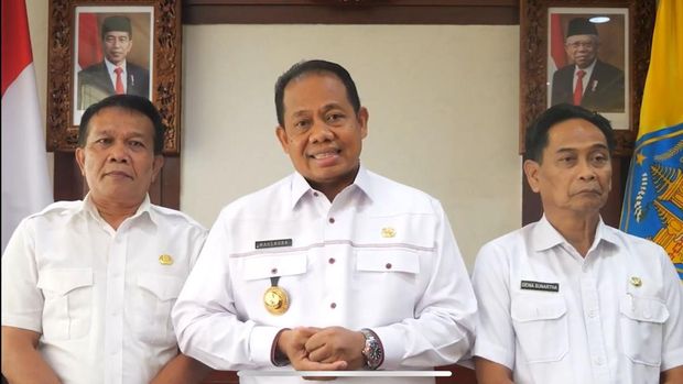 Pj. Gubernur Bali Mahendra Jaya, kembali melakukan klarifikasi soal penertiban alat sosialisasi berbau politik pada jalur yang dilalui rombongan Presiden RI Joko Widodo (Jokowi) saat berkunjung ke wilayah Kabupaten Gianyar, Bali.