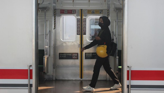 Potret Makin Cepatnya KRL Bogor-Manggarai Sejumlah penumpang menanti kedatangan KRL Commuter Line Manggarai-Bogor di Stasiun Manggarai, Jakarta, Rabu (1/11/2023). PT KAI Commuter mulai 1 November 2023 memperbesar kecepatan KRL Commuter Line Bogor-Maggarai dari 70 km per jam menjadi 80 km per jam sehingga bisa memangkas waktu tempuh sekitar 7-8 menit. ANTARA FOTO/Tri Meilani Ameliya/Ak/rwa.