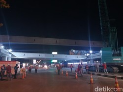 Begini Proses Pemasangan Girder Underpass Ngasem Tol Solo-Jogja di Boyolali