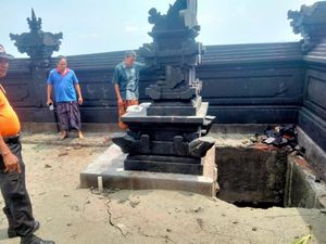 Palinggih Pura Dalem Buitan Ambruk Dihantam Abrasi, Kerugian Rp 75 Juta