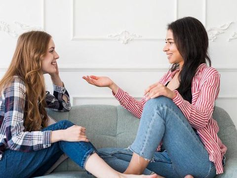 Ragam hal yang dilakukan orang cerdas untuk ciptakan obrolan yang menarik/Foto: Freepik.com