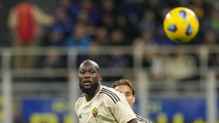 Romas Romelu Lukaku looks on during the Serie A soccer match between Inter Milan and Roma at the San Siro Stadium, in Milan, Italy, Sunday, Oct. 29, 2023. (AP Photo/Antonio Calanni)