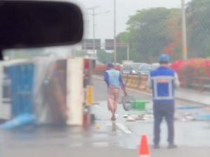 Pikap Terguling di Tol Wiyoto Wiyono, Muatan Ikan Tumpah di Jalanan