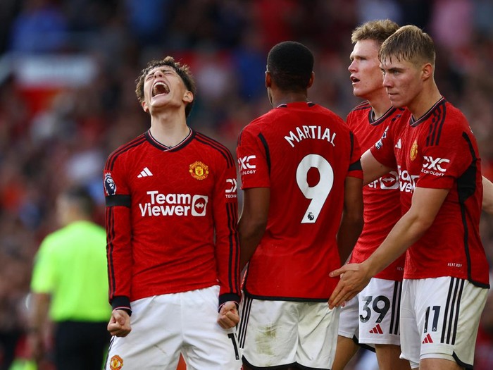 Soccer Football - Premier League - Manchester United v Brentford - Old Trafford, Manchester, Britain - October 7, 2023 Manchester Uniteds Scott McTominay celebrates scoring their second goal with Alejandro Garnacho and teammates REUTERS/Molly Darlington NO USE WITH UNAUTHORIZED AUDIO, VIDEO, DATA, FIXTURE LISTS, CLUB/LEAGUE LOGOS OR LIVE SERVICES. ONLINE IN-MATCH USE LIMITED TO 45 IMAGES, NO VIDEO EMULATION. NO USE IN BETTING, GAMES OR SINGLE CLUB/LEAGUE/PLAYER PUBLICATIONS.