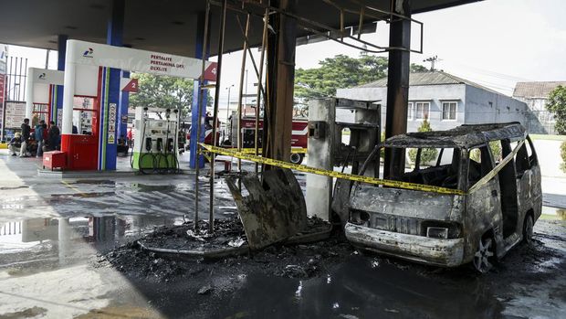 Suasana seusai kebakaran di SPBU Jalan Lingkar Selatan, Kota Sukabumi, Jawa Barat, Rabu (1/11/2023). Kebakaran tersebut menyebabkan satu unit mobil angkutan umum hangus terbakar dan satu dispenser pengisian BBM hangus. ANTARA FOTO/Henry Purba/agr/foc.