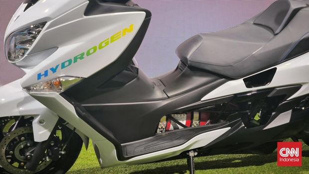 Sepeda motor jenis skutik berteknologi hidrogen berbasis Burgman 400 diperkenalkan Suzuki di Japan Mobility Show 2023.