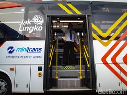 Geger Stiker Caleg Nempel di Kursi Penumpang Bus TransJ