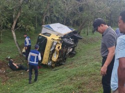 Truk Boks Terguling di Tol Jagorawi Arah Bogor, 2 Orang Terluka