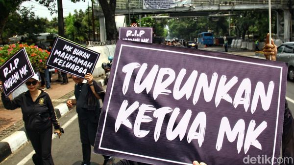 Turunkan Ketua MK Menggema di Patung Kuda
