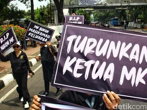 Turunkan Ketua MK Menggema di Patung Kuda Turunkan Ketua MK Menggema di Patung Kuda