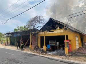 Gegara Ban Bekas, Bangunan Semi Permanen Ludes Terbakar di Nusa Penida