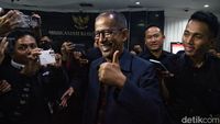 Usai Diperiksa MKMK, Saldi Isra Tertawa Lebar dan Beri Salam Jempol