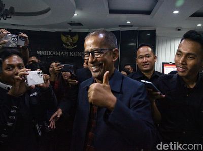 Usai Diperiksa MKMK, Saldi Isra Tertawa Lebar dan Beri Salam Jempol
