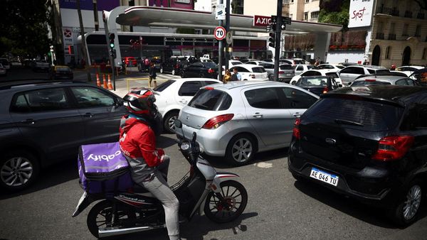 Warga Argentina Antre Panjang di SPBU Gegara Krisis BBM Makin Parah