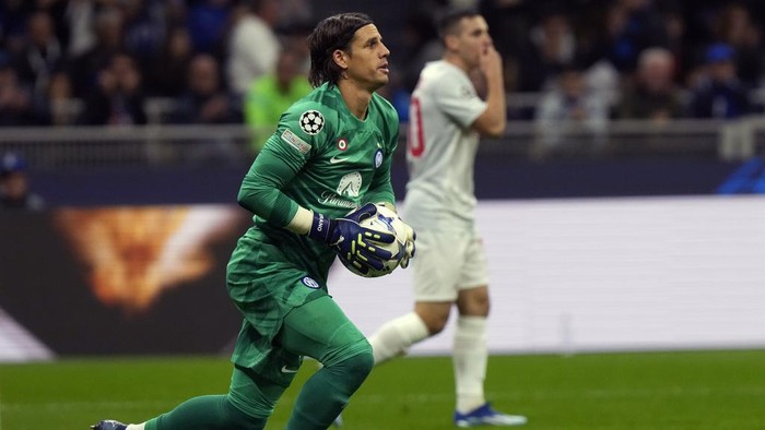 Inter Milans goalkeeper Yann Sommer saves a ball during the Champions League, Group D soccer match between Inter Milan and Salzburg, at the San Siro stadium in Milan, Italy, Wednesday, Oct. 24, 2023. (AP Photo/Luca Bruno)
