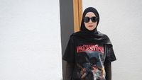 7 Pernyataan Gaya Zaskia Adya Mecca Bela Palestina, Pakai Abaya Hingga Kaus