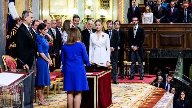 Spanish Crown Princess of Asturias Leonor attends a ceremony to swear loyalty to the constitution, on her 18th birthday, at the Congress of Deputies in Madrid on October 31, 2023. Princess Leonor, heir to the Spanish crown, will swear loyalty to the constitution on her 18th birthday, a milestone that will help turn the page on the scandal-tainted reign of her grandfather, Juan Carlos. After taking the oath, Princess Leonor can legally succeed her father, King Felipe VI, and automatically becomes head of state in the event of the monarch's absence. (Photo by JAVIER SORIANO / AFP) (Photo by JAVIER SORIANO/AFP via Getty Images)