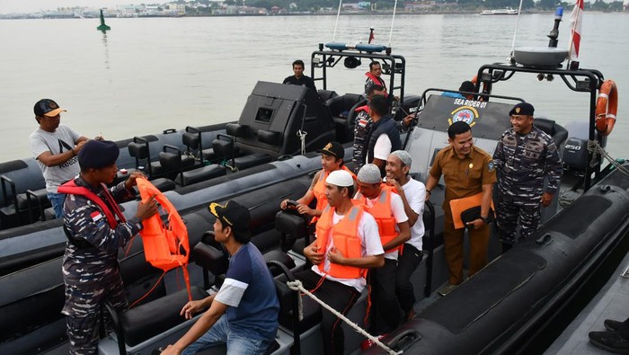 5 WNI yang terdampar di Malaysia saat dievakuasi  Basarnas, diantar ke pelabuhan menggunakan  kapal milik Lanal TBK. Belakangan terungkap kelimanya merupakan komplotan perompak di Selat Melaka dan Singapura