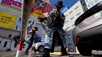 Aksi Samurai Pemulung Bersihkan Jalanan Tokyo Usai Pesta Halloween