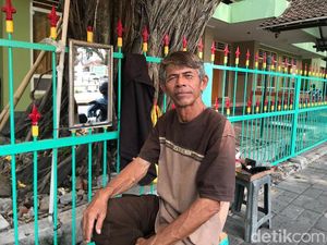 Kisah Pak Udin 21 Tahun Jadi Pemangkas Rambut di Bawah Beringin Jogja Kisah Pak Udin 21 Tahun Jadi Pemangkas Rambut di Bawah Beringin Jogja