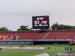 Arema FC Bungkam 10 Pemain Dewa United 2-1