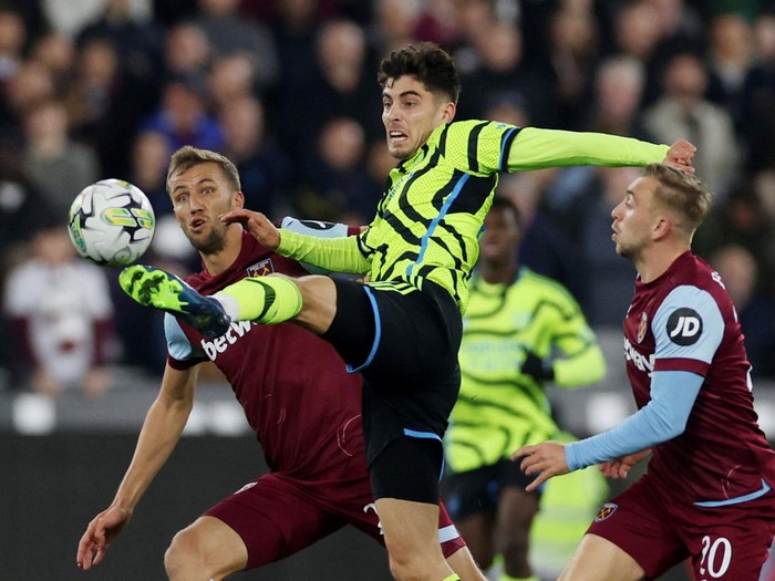 Soccer Football - Carabao Cup - Fourth Round - West Ham United v Arsenal - London Stadium, London, Britain - November 1, 2023 Arsenal's Kai Havertz in action with West Ham United's Tomas Soucek and Jarrod Bowen Action Images via Reuters/Paul Childs NO USE WITH UNAUTHORIZED AUDIO, VIDEO, DATA, FIXTURE LISTS, CLUB/LEAGUE LOGOS OR 'LIVE' SERVICES. ONLINE IN-MATCH USE LIMITED TO 45 IMAGES, NO VIDEO EMULATION. NO USE IN BETTING, GAMES OR SINGLE CLUB/LEAGUE/PLAYER PUBLICATIONS.