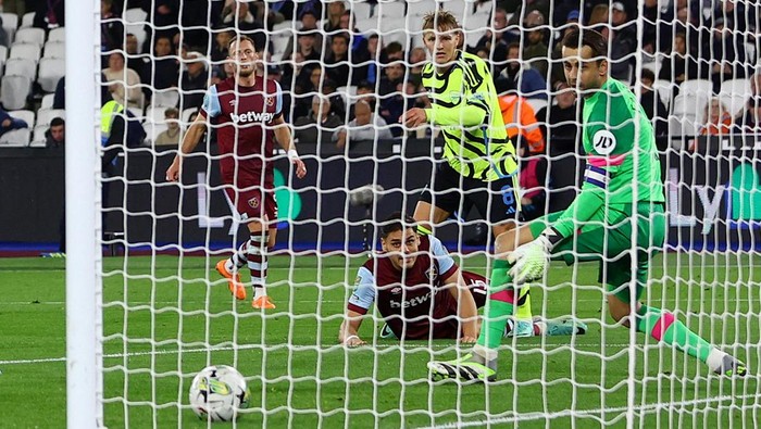 Soccer Football - Carabao Cup - Fourth Round - West Ham United v Arsenal - London Stadium, London, Britain - November 1, 2023 Arsenal's Martin Odegaard scores their first goal Action Images via Reuters/Paul Childs NO USE WITH UNAUTHORIZED AUDIO, VIDEO, DATA, FIXTURE LISTS, CLUB/LEAGUE LOGOS OR 'LIVE' SERVICES. ONLINE IN-MATCH USE LIMITED TO 45 IMAGES, NO VIDEO EMULATION. NO USE IN BETTING, GAMES OR SINGLE CLUB/LEAGUE/PLAYER PUBLICATIONS.