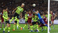 Pasukan Mikel Arteta tertinggal 0-1 di babak pertama lewat gol bunuh diri Ben White.